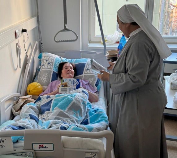 Řádová sestra v rozhovoru s pacientkou