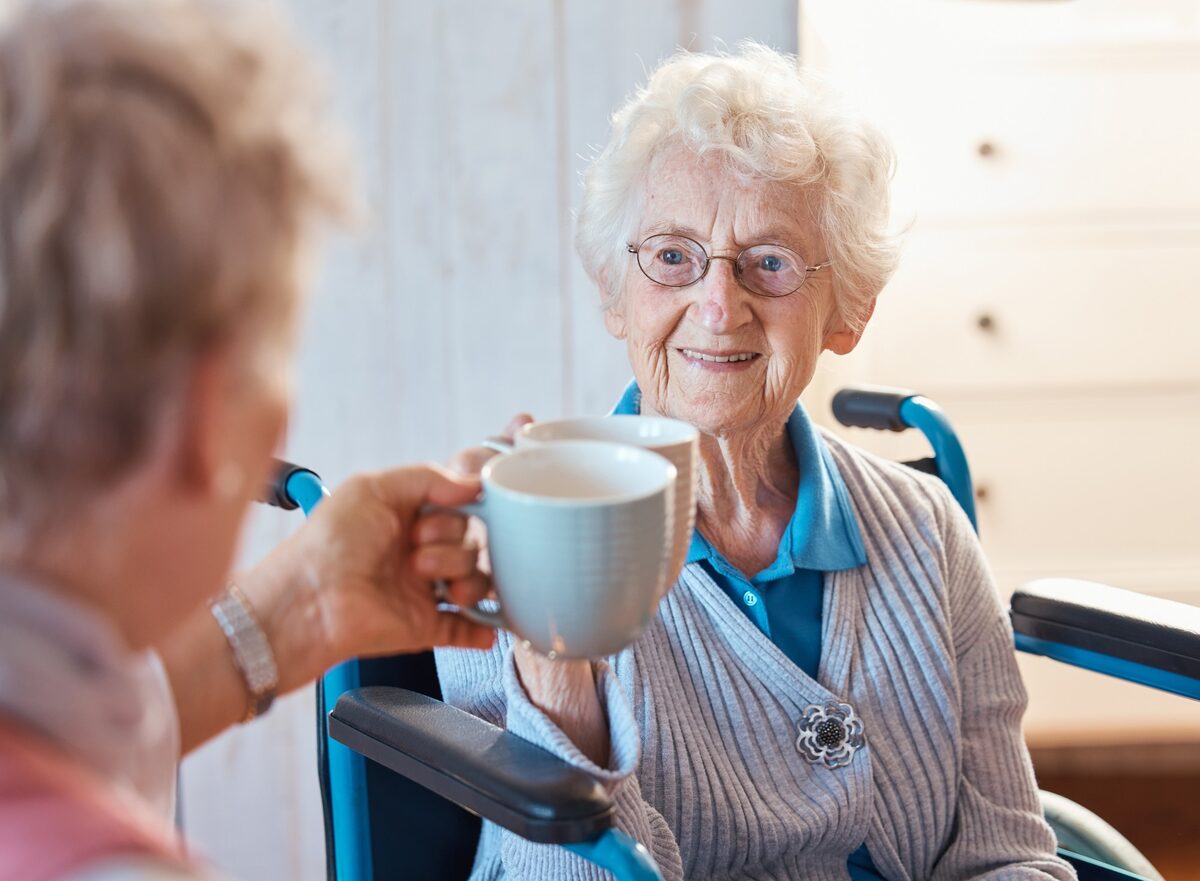 Dvě seniorky si připíjejí šálkem kávy